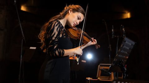 Nicola Benedetti playing the violin on stage