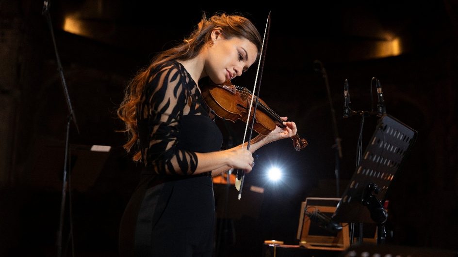 Nicola Benedetti playing the violin on stage