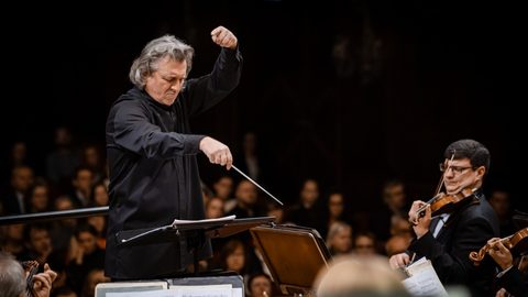 Volodymyr Sirenko conducting on stage