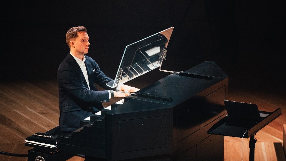 Organist James McVinnie sat at the piano